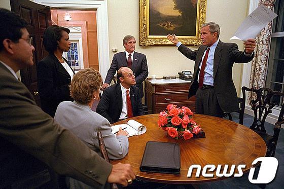 본문 이미지 - 9.11테러 사건 직후 회의 중인 조지 W 부시 당시 미 대통령(우) ©AFP=News1 