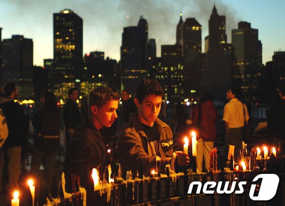 본문 이미지 - 희생자를 추모하고 있는 미국인들 ©AFP=News1 