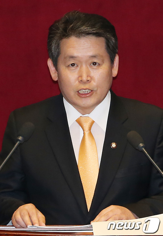 (서울=뉴스1) 양동욱 기자 = 민주통합당 김경협 의원이 11일 오후 서울 여의도 국회 본회의장에서 열린 교육ㆍ사회ㆍ문화에 관한 대정부 질문에서 새누리당 박근혜 대선후보의 정수장학 …