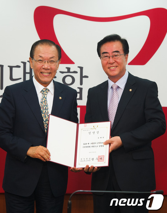 (서울=뉴스1) 유승관 기자 = 황우여 새누리당 대표가 12일 오전 서울 여의도 새누리당 당사 회의실에서 열린 12·19 재보궐선거 중앙당 공직후보자추천위원회 임명장 수여식에서 김 …