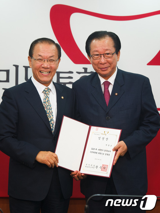 (서울=뉴스1) 유승관 기자 = 황우여 새누리당 대표가 12일 오전 서울 여의도 새누리당 당사 회의실에서 열린 12·19 재보궐선거 중앙당 공직후보자추천위원회 임명장 수여식에서 안 …