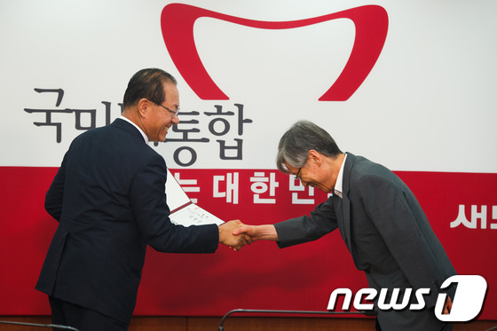 (서울=뉴스1) 유승관 기자 = 황우여 새누리당 대표가 12일 오전 서울 여의도 새누리당 당사 회의실에서 열린 12·19 재보궐선거 중앙당 공직후보자추천위원회 임명장 수여식에서 여 …