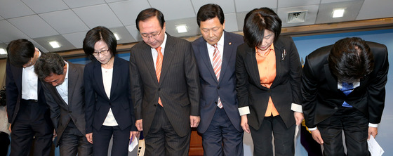 (서울=뉴스1) 박정호 기자 = 통합진보당 노회찬, 강동원, 심상정 의원이 13일 오전 서울 여의도 국회 정론관에서 탈당 기자회견을 마친 뒤 지난 7일 제명된 서기호, 정진후, 김 …