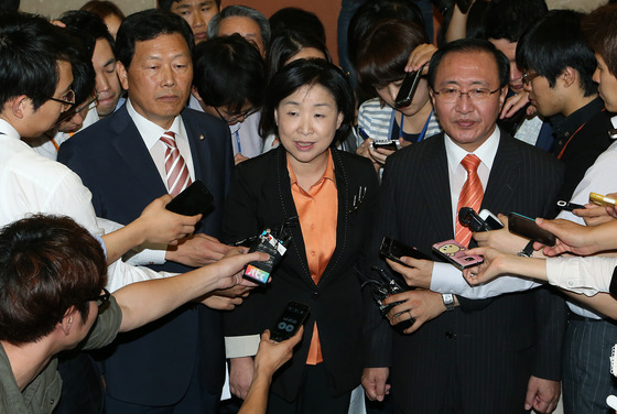 (서울=뉴스1) 이종덕 기자 = 통합진보당 혁신모임 강동원,심상정,노회찬 의원이 13일 서울 여의도 국회의사당 정론관에서 탈당을 선언 한 후 기자들의 질의에 답변하고 있다. 201 …