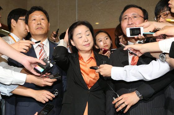 (서울=뉴스1) 이종덕 기자 = 통합진보당 혁신모임 강동원,심상정,노회찬 의원이 13일 서울 여의도 국회의사당 정론관에서 탈당을 선언 한 후 기자들의 질의에 답변하고 있다. 201 …