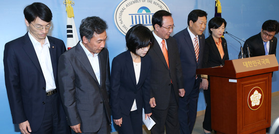 (서울=뉴스1) 양동욱 기자 = 통합진보당 노회찬, 강동원, 심상정 의원이 13일 오전 서울 여의도 국회 정론관에서 탈당 기자회견을 마친 뒤 지난 7일 제명된 서기호, 정진후, 김 …