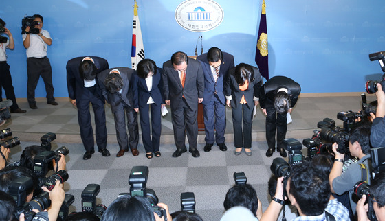 (서울=뉴스1) 양동욱 기자 = 통합진보당 노회찬, 강동원, 심상정 의원이 13일 오전 서울 여의도 국회 정론관에서 탈당 기자회견을 마친 뒤 지난 7일 제명된 서기호, 정진후, 김 …