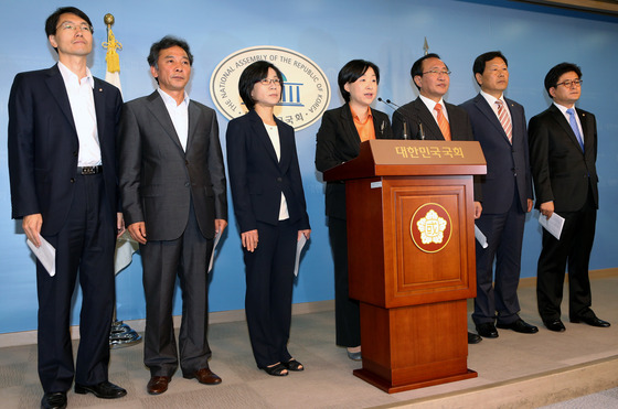 (서울=뉴스1) 박정호 기자 = 통합진보당 노회찬, 강동원, 심상정 의원이 13일 오전 서울 여의도 국회 정론관에서 지난 7일 제명된 서기호, 정진후, 김제남, 박원석 무소속 의원 …