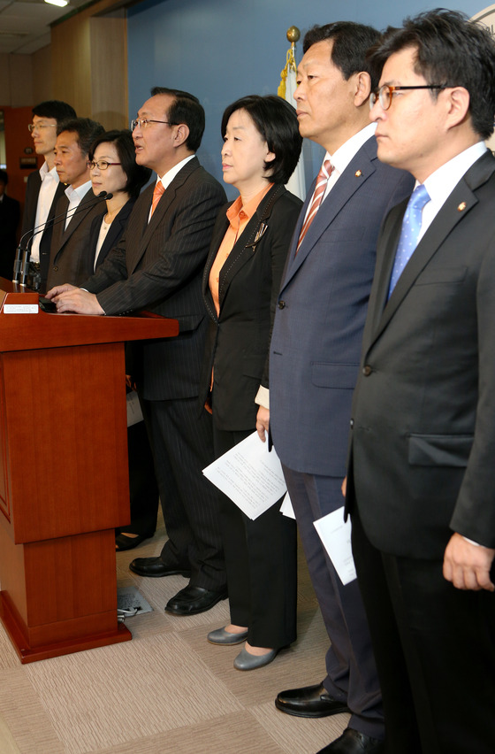 (서울=뉴스1) 박정호 기자 = 통합진보당 노회찬, 강동원, 심상정 의원이 13일 오전 서울 여의도 국회 정론관에서 지난 7일 제명된 서기호, 정진후, 김제남, 박원석 무소속 의원 …