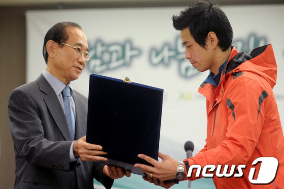 (서울=뉴스1) 안은나 인턴기자 = 13일 오전 서울 중구 프레스센터에서 열린 '만남과 나눔의 길! 걷기 캠페인' 기자회견에서 세계와이크시티연맹 강석진 이사장이 24인용 군용텐트를 …