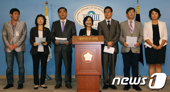 (서울=뉴스1) 이종덕 기자 = 통합진보당 혁신모임 김제남 의원이 13일 서울 여의도 국회의사당 정론관에서 기자회견을 열고 통합진보당을 탈당하는 지방의원들을 소개하고 있다. 201 …