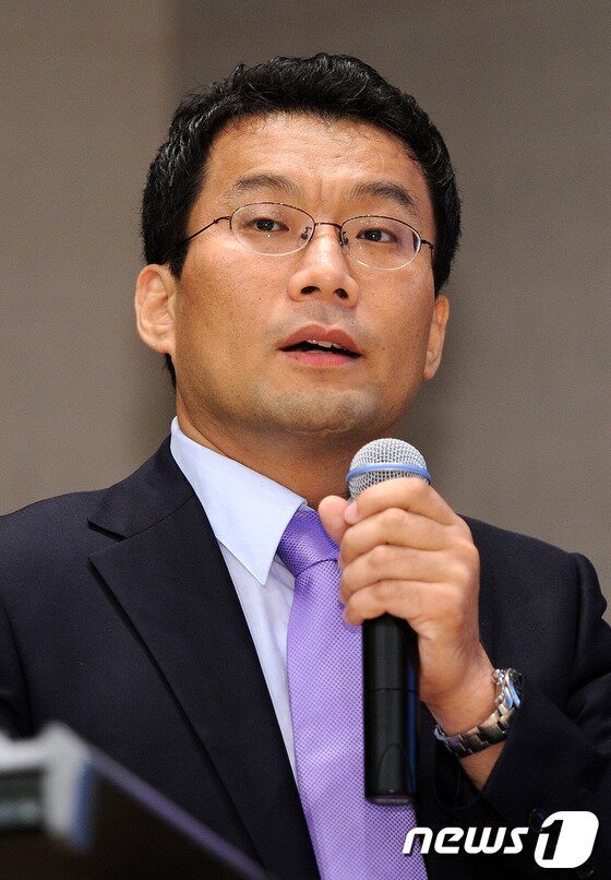 본문 이미지 - 한순기 행정안전부 과장이 13일 오후 서울 종로구 공평동 한국스탠다드차타드은행 대강당에서 열린 2012 개인정보보호포럼에서 개인정보보호법 시행 1년의 성과를 주제로 발표를 하고 있다. © News1 박지혜 기자