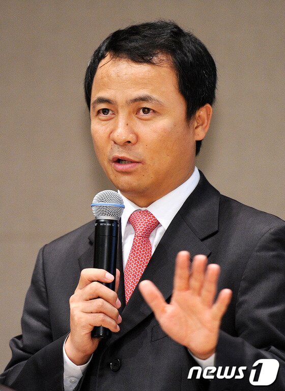 본문 이미지 - 권헌영 광운대학교 법과대학 교수가 13일 오후 서울 종로구 공평동 한국스탠다드차타드은행 대강당에서 열린 2012 개인정보보호포럼에서 개인정보보호법의 적용 현장에서의 문제점을 주제로 발표하고 있다. © News1 박지혜 기자 