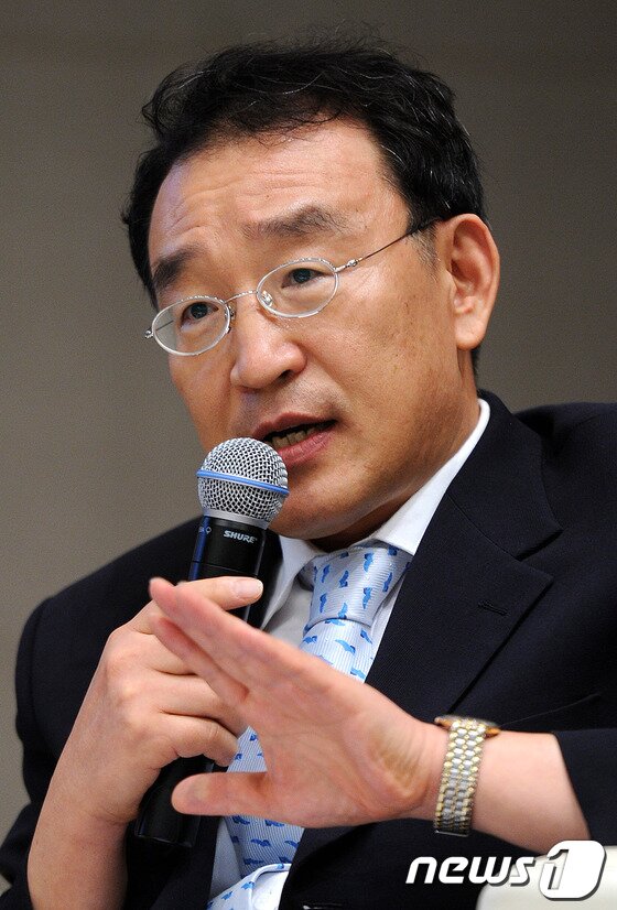 본문 이미지 - 김종구 개인정보보호협의회 부회장이 13일 오후 서울 종로구 공평동 한국스탠다드차타드은행 대강당에서 열린 2012 개인정보보호포럼에서 개인정보보호법 시행 1년의 성과와 한계에 대해 발언하고 있다. © News1 박지혜 기자