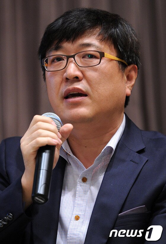 본문 이미지 - 조규민 한국인터넷진흥원 단장이 13일 오후 서울 종로구 공평동 한국스탠다드차타드은행 대강당에서 열린 2012 개인정보보호포럼에서 개인정보보호법 시행 1년의 성과와 한계에 대해 발언하고 있다. © News1 박지혜 기자 