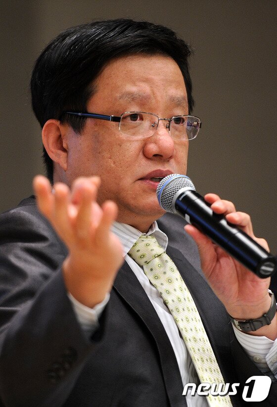 본문 이미지 - 이성엽 김&장 법률사무소 변호사가 13일 오후 서울 종로구 공평동 한국스탠다드차타드은행 대강당에서 열린 2012 개인정보보호포럼에서 개인정보보호법의 실효성 확보 방안을 주제로 발표하고 있다. © News1 박지혜 기자 