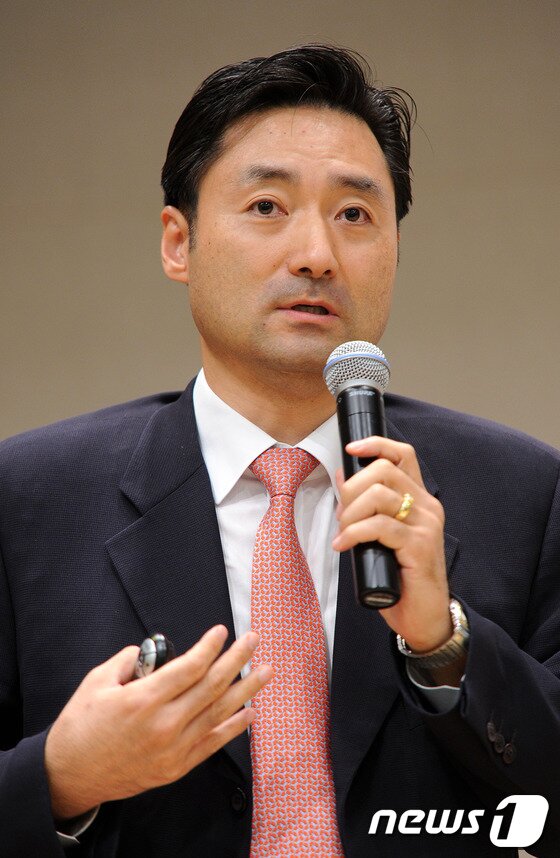 본문 이미지 - 이경호 고려대학교 정보보호대학원 교수가 13일 오후 서울 종로구 공평동 한국스탠다드차타드은행 대강당에서 열린 2012 개인정보보호포럼에서 개인정보보호제도 발전 방향을 주제로 발표하고 있다. © News1 박지혜 기자 