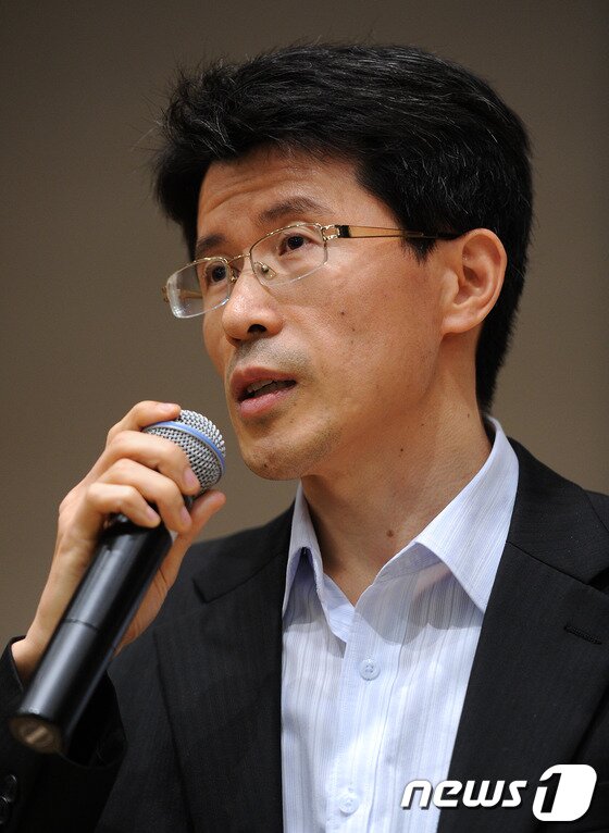 본문 이미지 - 개인정보보호위원회 김영문 과장이 13일 오후 서울 종로구 공평동 한국스탠다드차타드은행 대강당에서 열린 2012 개인정보보호포럼에서 개인정보보호법의 개선과제와 발전방향에 대해 발언하고 있다. © News1 박지혜 기자 