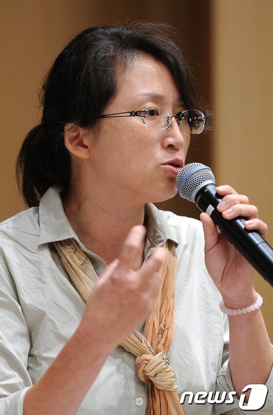 본문 이미지 - 진보네트워크센터 장여경씨가 13일 오후 서울 종로구 공평동 한국스탠다드차타드은행 대강당에서 열린 2012 개인정보보호포럼에서 개인정보보호법의 개선과제와 발전방향에 대해 발언하고 있다. © News1 박지혜 기자 