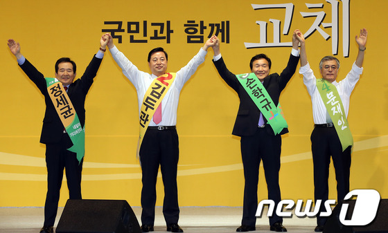 (고양=뉴스1) 이종덕 기자 = 민주통합당 대선 경선 후보들이 16일 오후 경기 고양시 고양체육관에서 열린 제18대 대통령선거후보자 선출을 위한 서울 합동연설회에서 단상에 올라 손 …