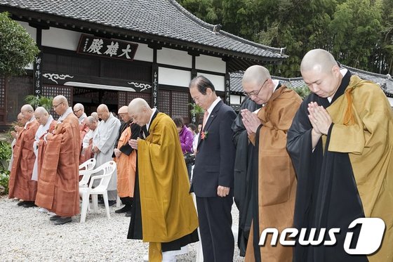 (군산=뉴스1) 김재수 기자 = 일본 최대 종단인 ‘조동종(曹洞宗)’ 이치노헤 쇼고(일본 아오모리 운상사 주지) 대표와 동국사 주지 종명스님, 문동신 군산시장, 이복웅 군산문화원장 …
