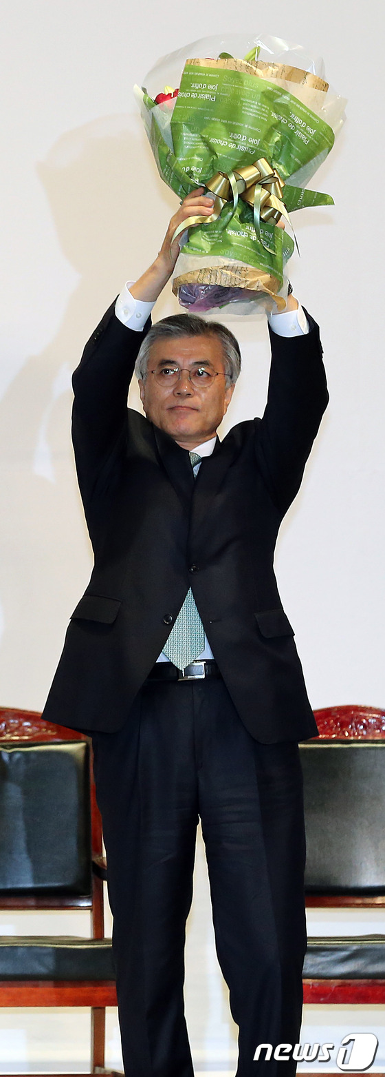 (고양=뉴스1) 이종덕 기자 = 민주통합당 문재인 대선경선후보가 16일 경기 고양시 고양체육관에서 열린 제18대 대통령선거후보자 선출을 위한 서울 순회 경선에서 대선 후보로 선출된 …