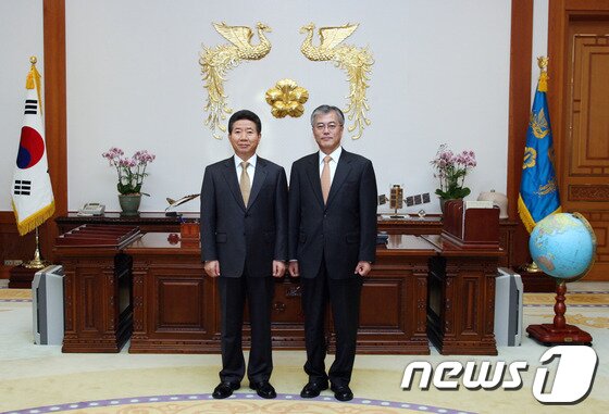 본문 이미지 - 민주통합당 문재인 대선경선후보가 16일 경기 고양시 고양체육관에서 열린 제18대 대통령선거 서울 순회경선에서 1위를 차지, 누적합계 과반을 넘어서 결선투표 없이 이날 민주통합당의 대통령 후보로 선출됐다. 사진은 문 후보의 참여정부 시절 모습. (문재인후보 캠프 제공) 2012.9.16/뉴스1 © News1 유승관 기자