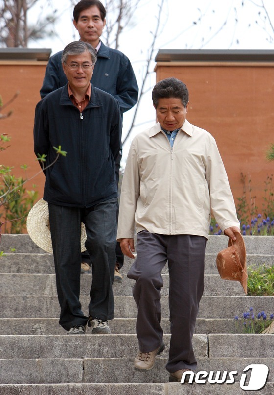 (서울=뉴스1) 이명근 기자 = 민주통합당 문재인 대선경선후보가 16일 경기 고양시 고양체육관에서 열린 제18대 대통령선거 서울 순회경선에서 1위를 차지, 누적합계 과반을 넘어서 …