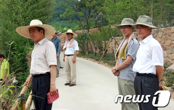 (서울=뉴스1) 이명근 기자 = 민주통합당 문재인 대선경선후보가 16일 경기 고양시 고양체육관에서 열린 제18대 대통령선거 서울 순회경선에서 1위를 차지, 누적합계 과반을 넘어서 …