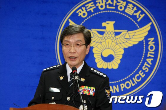 본문 이미지 - 김 근 광주 광산경찰서장이 18일 오전 경찰서 2층 회의실에서 광주 여고생 성폭행 사건의 범인인 대학생 임모(23)씨에 대한 중간수사 결과를 브리핑하고 있다. 2012.9.18 /뉴스1 © News1 김태성 기자