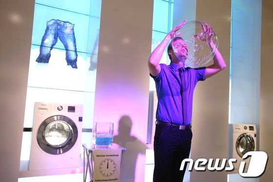 본문 이미지 - 삼성전자 생활가전부스에서 진행된 난타쇼 공연에 관람객들이 모여 있다. (사진=삼성전자).© News1  