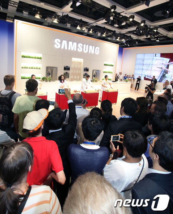 본문 이미지 - IFA 2012 삼성전자 생활가전부스를 둘로보고 있는 방문객들(사진=삼성전자)© News1  