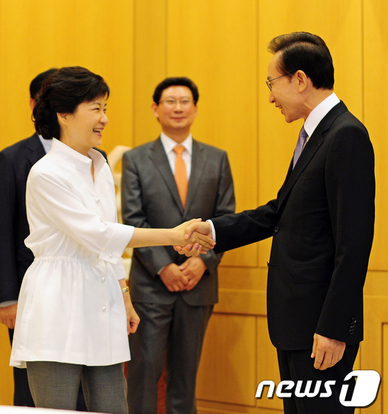 (서울=뉴스1) 오대일 기자 = 이명박 대통령이 2일 오후 서울 청와대에서 박근혜 새누리당 대선 후보와 단독 오찬회동을 갖고 있다.(청와대 제공)2012.9.2/뉴스1