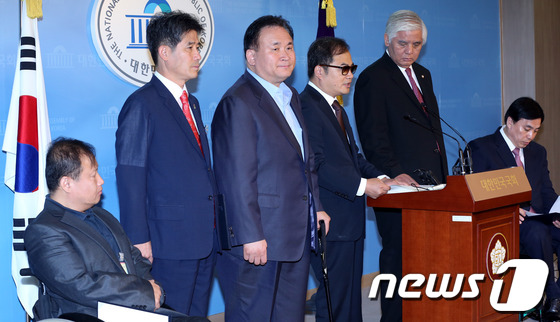 (서울=뉴스1) 양동욱 기자 = 민주통합당 최동익 의원(오른쪽 세번째)이 20일 오전 서울 여의도 국회에서 기자회견을 갖고 장애인의 소득 및 경제활동 보건 및 자립지원 영역의 연구 …