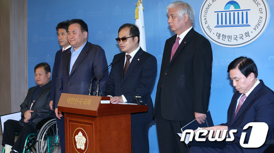 (서울=뉴스1) 양동욱 기자 = 민주통합당 최동익 의원(오른쪽 세번째)이 20일 오전 서울 여의도 국회에서 기자회견을 갖고 장애인의 소득 및 경제활동 보건 및 자립지원 영역의 연구 …