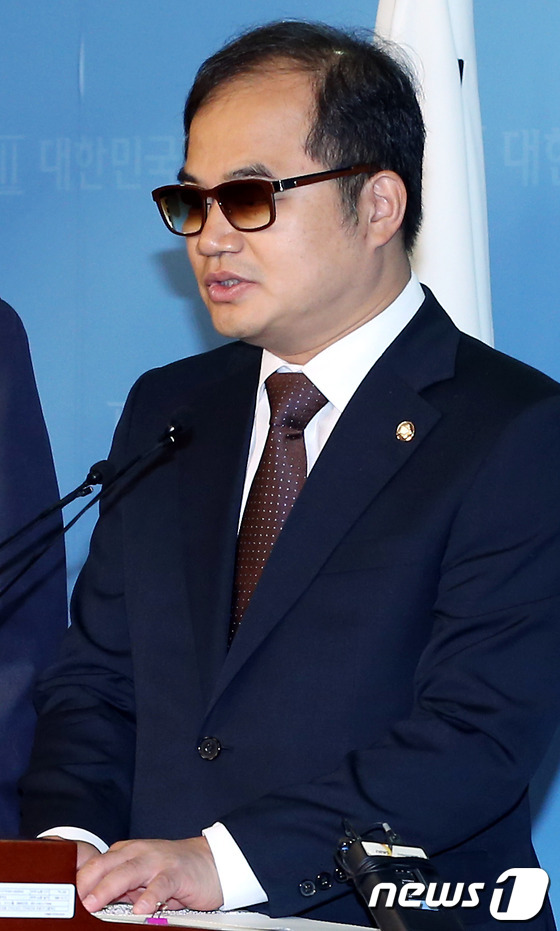 (서울=뉴스1) 양동욱 기자 = 민주통합당 최동익 의원(오른쪽 세번째)이 20일 오전 서울 여의도 국회에서 기자회견을 갖고 장애인의 소득 및 경제활동 보건 및 자립지원 영역의 연구 …