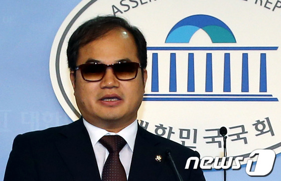 (서울=뉴스1) 양동욱 기자 = 민주통합당 최동익 의원이 20일 오전 서울 여의도 국회에서 기자회견을 갖고 장애인의 소득 및 경제활동 보건 및 자립지원 영역의 연구 결과를 발표하고 …