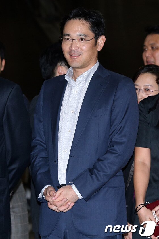 본문 이미지 - 이재용 삼성전자 사장이 20일 오후 서울 김포국제공항에서 일본 방문을 마친 뒤 귀국하는 이건희 삼성전자 회장을 기다리고 있다. 2012.9.20 머니투데이/뉴스1