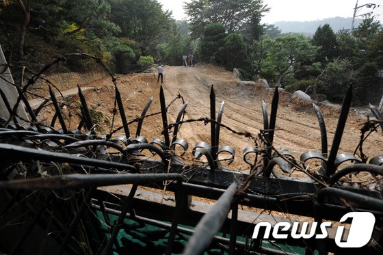 (서울=뉴스1) = 이명박 대통령이 21일 오전 청와대에서 열린 임시국무회의에서 내곡동 사저 특검법을 수용했다. 사진은 지난해 10월 10일 오후 내곡동 사저 부지에서 대한지적공사 …