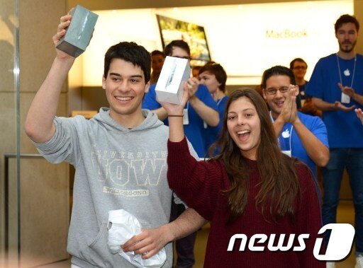 본문 이미지 - 아이폰5를 첫 출시하는 시드니 매장에서 처음으로 제품을 구입한 제임스(왼쪽)와 탐신 보흐라디스키 © AFP=News1 