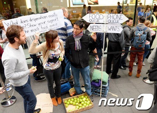 본문 이미지 - 21일 아이폰5를 출시하는 시드니 매장 앞에 애플마니아들이 길게 대기줄을 서서 기다리는 옆에 프랑시스 레(중간)과 친구들이 