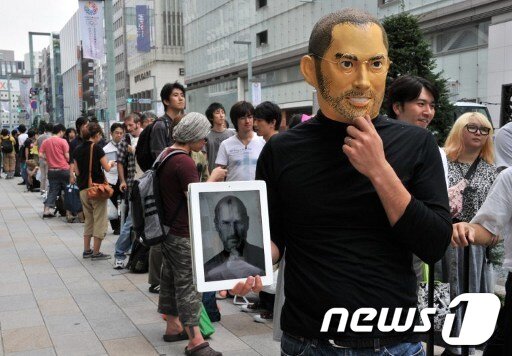 본문 이미지 - 21일 도쿄에서 한 남성이 스티브 잡스 애플 공동창업자의 가면을 쓴 채 아이폰5를 구입하기 위해 줄 서 있다. © AFP=News1 