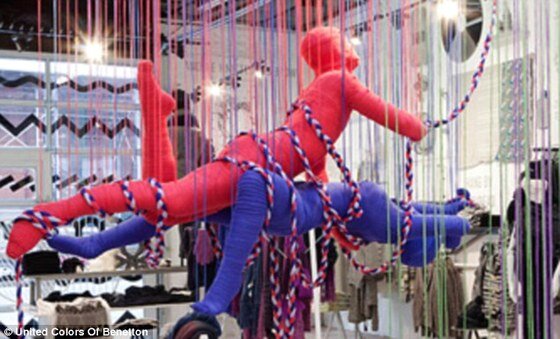 본문 이미지 - 지난 2011년 전세계적인 논란을 불러일으켰던 베네통의 키스합성사진 광고. © AFP=News1 