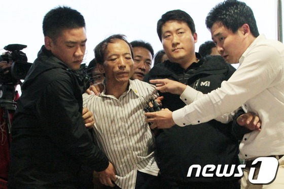 (대구경북=뉴스1) 김대벽 기자 = 지난 17일 대구 동부경찰서 유치장 배식구를 통해 탈출한 최갑복(50)이 6일 동안 도피생활을 하다 22일 오후 경남 밀양시 하남읍 한 아파트에 …