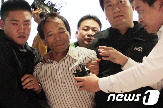 (대구경북=뉴스1) 김대벽 기자 = 지난 17일 대구 동부경찰서 유치장 배식구를 통해 탈출한 최갑복(50)이 6일 동안 도피생활을 하다 22일 오후 경남 밀양시 하남읍 한 아파트에 …