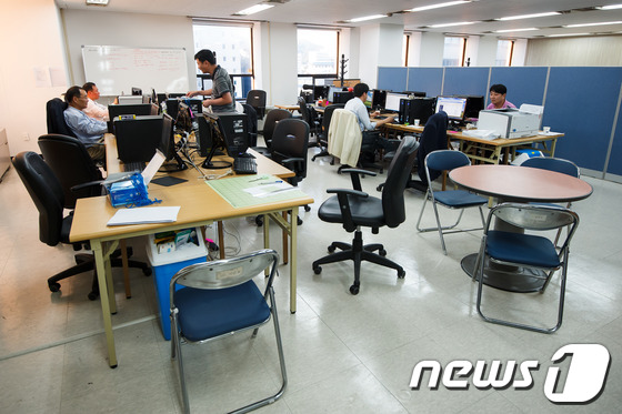 (서울=뉴스1) 유승관 기자 = 23일 오후 안철수 대선후보 선거캠프로 사용 될 서울 종로구 종로2가 공평빌딩에서 캠프 관계자들이 분주하게 사무실을 정리하고 있다. 캠프 관계자는 …