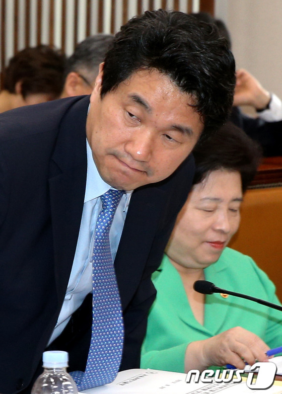 (서울=뉴스1) 박정호 기자 = 이주호 교육과학기술부 장관이 26일 오전 서울 여의도 국회에서 열린 교육과학기술위원회 학교폭력대책 특별위원회 전체회의에서 학교폭력근절 종합대책 등을 …