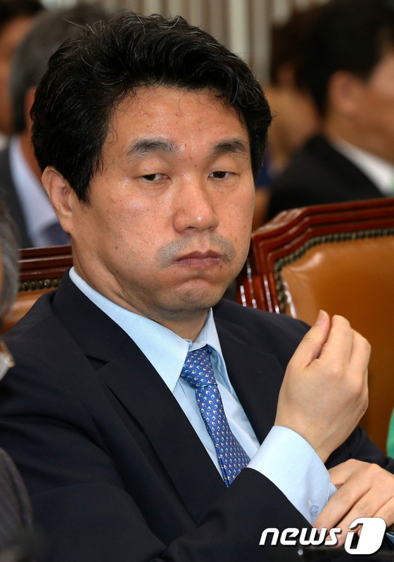 (서울=뉴스1) 박정호 기자 = 이주호 교육과학기술부 장관이 26일 오전 서울 여의도 국회에서 열린 교육과학기술위원회 학교폭력대책 특별위원회 전체회의에서 학교폭력근절 종합대책 등을 …