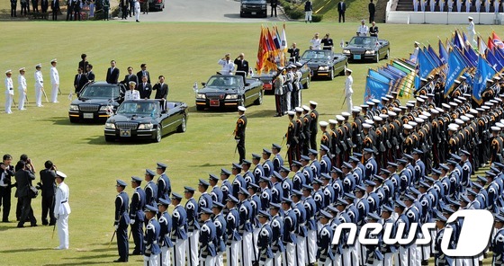 (계룡대=뉴스1) 이명근 기자 = 이명박 대통령이 26일 오전 충남 계룡대 연병장에서 열린 제64주년 국군의 날 기념행사에 참석해 열병하고 있다. 2012.9.26/뉴스1