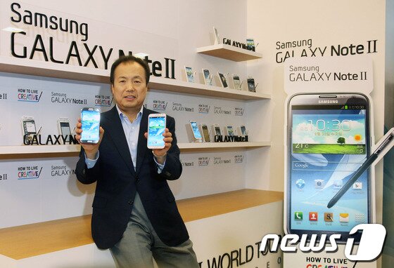 본문 이미지 - 신종균 삼성전자 정보모바일(IM)담당 사장이 갤럭시 노트2를 들고 포즈를 취하고 있다.(사진=삼성전자) © News1